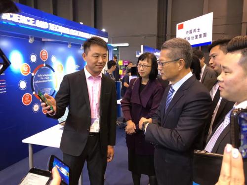 香港财政司司长陈茂波(左起第三位)在香港会议展览中心出席第十三届